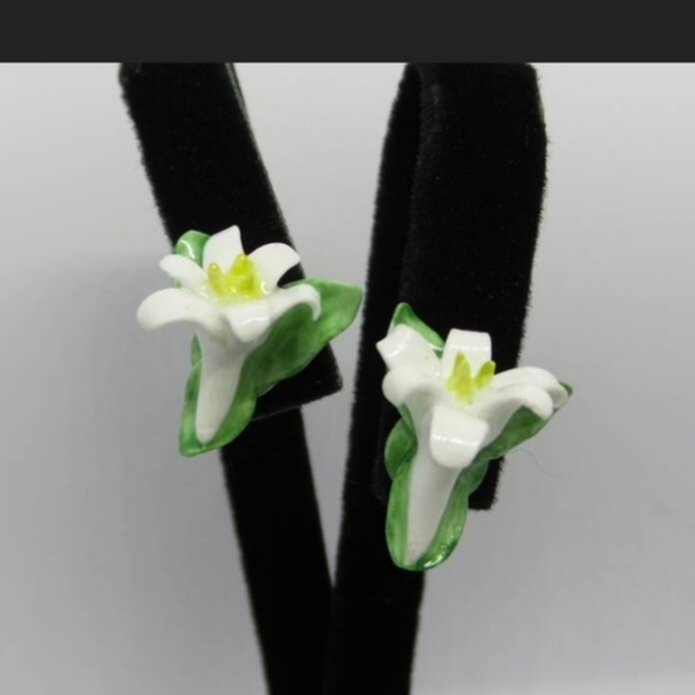 Vintage Lily Screw‎ Back Earrings